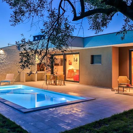 Villa Solis-Modern Villa For A Romantic Retreat, Heated Pool Liznjan Exterior photo
