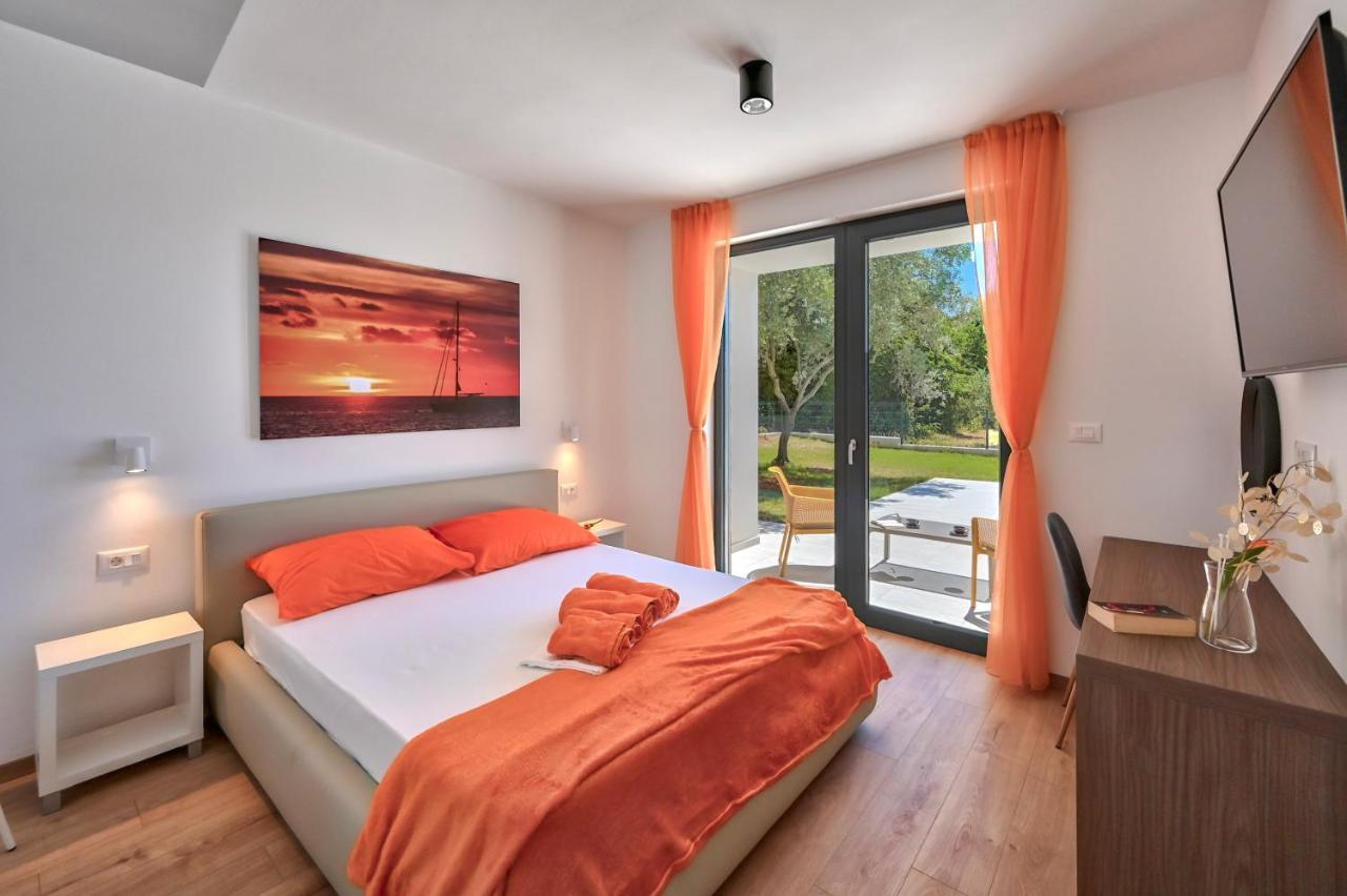 Villa Solis-Modern Villa For A Romantic Retreat, Heated Pool Liznjan Exterior photo