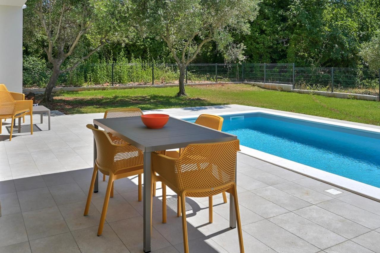 Villa Solis-Modern Villa For A Romantic Retreat, Heated Pool Liznjan Exterior photo