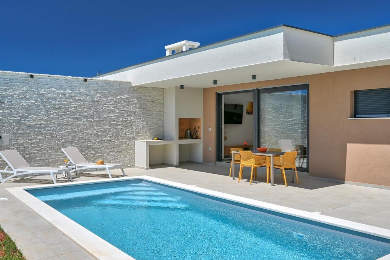 Villa Solis-Modern Villa For A Romantic Retreat, Heated Pool Liznjan Exterior photo