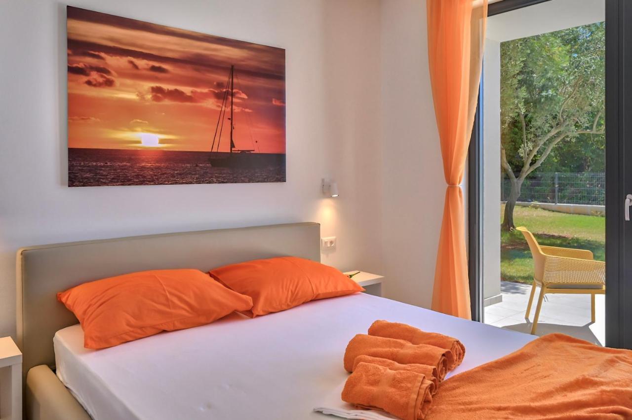 Villa Solis-Modern Villa For A Romantic Retreat, Heated Pool Liznjan Exterior photo