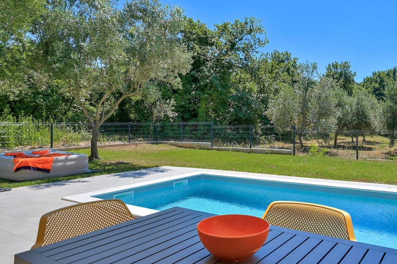 Villa Solis-Modern Villa For A Romantic Retreat, Heated Pool Liznjan Exterior photo